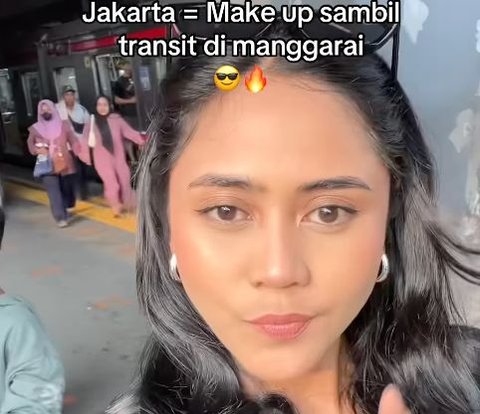 Women Doing Makeup on the KRL While Transiting at Manggarai Station Impresses Netizens!