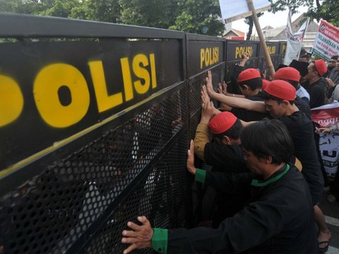 FOTO: Massa Aliansi Santri Gus Dur Geruduk Gedung PBNU Tuntut Ketua Umum dan Sekjen Mundur