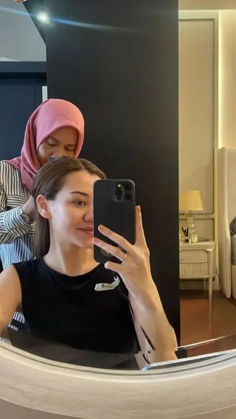 Ada meja rias dengan kaca bulat yang jadi spot favorit Aaliyah Massaid.