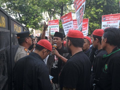 FOTO: Massa Aliansi Santri Gus Dur Geruduk Gedung PBNU Tuntut Ketua Umum dan Sekjen Mundur