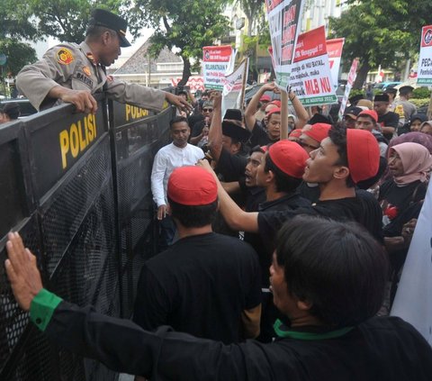 FOTO: Massa Aliansi Santri Gus Dur Geruduk Gedung PBNU Tuntut Ketua Umum dan Sekjen Mundur