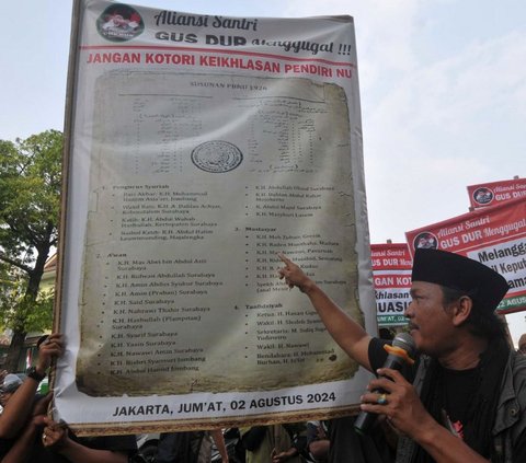 FOTO: Massa Aliansi Santri Gus Dur Geruduk Gedung PBNU Tuntut Ketua Umum dan Sekjen Mundur