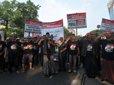 FOTO: Massa Aliansi Santri Gus Dur Geruduk Gedung PBNU Tuntut Ketua Umum dan Sekjen Mundur