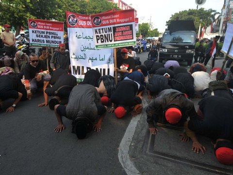 FOTO: Massa Aliansi Santri Gus Dur Geruduk Gedung PBNU Tuntut Ketua Umum dan Sekjen Mundur