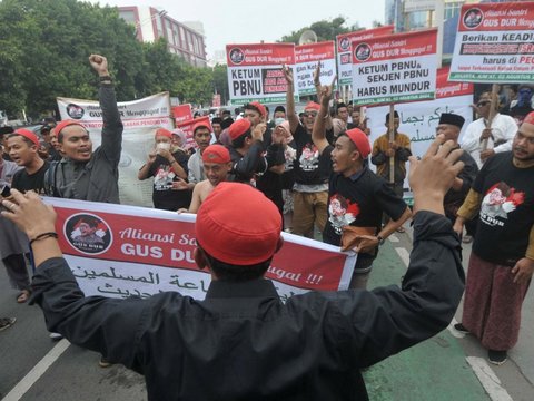 FOTO: Massa Aliansi Santri Gus Dur Geruduk Gedung PBNU Tuntut Ketua Umum dan Sekjen Mundur