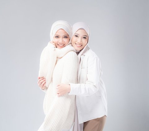 2 Inspirations for All White Hijab Looks to Avoid Monotony