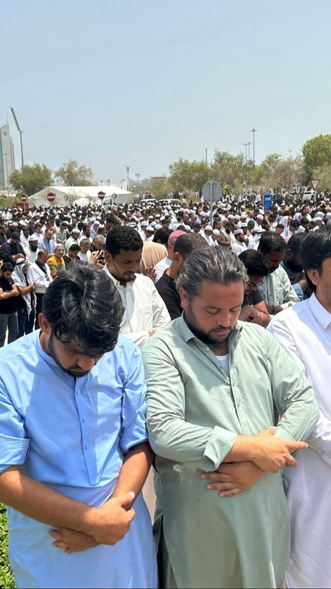 Umat ​​muslim berdoa di halaman dekat Masjid Imam Muhammad bin Abdul Wahhab saat melaksanakan salat jenazah untuk Ismail Haniyeh, pemimpin Hamas, selama pemakamannya di ibu kota Qatar, Doha, pada 2 Agustus 2024. Foto: Mahmud Hams / AFP<br>