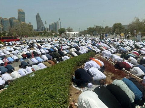 FOTO: Umat Muslim Qatar Salat Jenazah Pemimpin Hamas Ismail Haniyeh di Masjid Imam Muhammad bin Abdul Wahhab