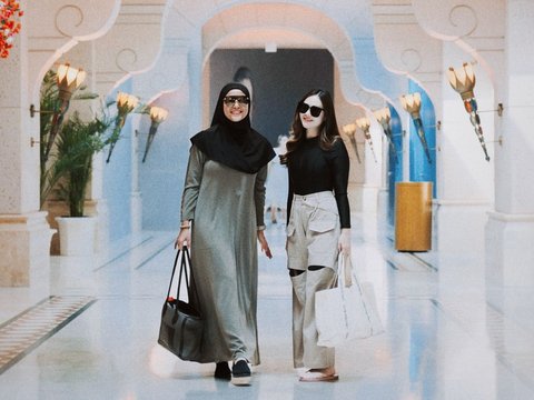 Tampil Berhijab, ini Deretan Foto-foto Awkarin saat di Dubai yang Mencuri Perhatian