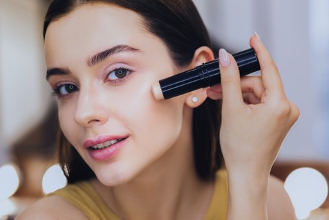 Ilustrasi penggunaan concealer.