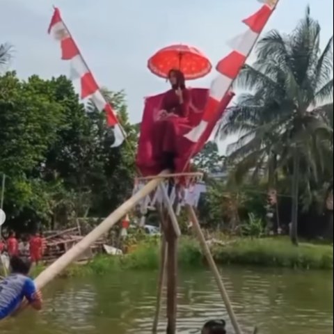 Panjat Pinang Berhadiah Janda