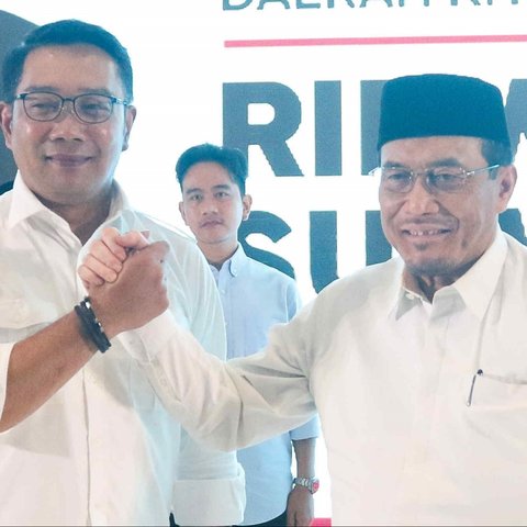 Bakal Calon Gubernur dan Calon Wakil Gubernur DKI Jakarta, Ridwan Kamil dan Suswono berjabat tangan dalam acara deklarasi di Hotel Sultan, Jakarta, Senin (19/8/2024). Liputan6.com/Herman Zakharia