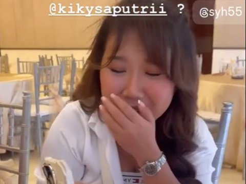 Kiky Saputri Was Surprised to See the Face of Syahrini's Daughter, Reciting Prayers While Rubbing Her Belly: 