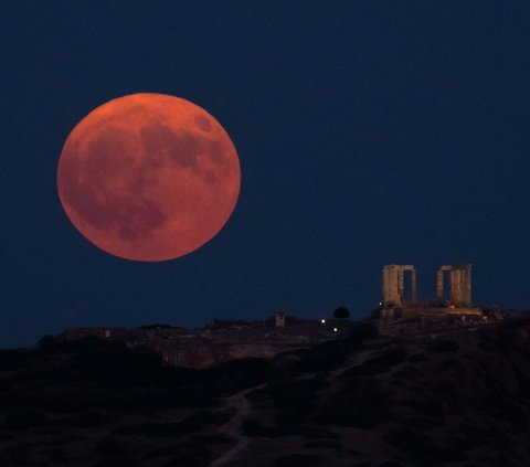 Bulan purnama terbesar atau supermoon terjadi pada Senin (19/8). Fenomena yang juga dikenal sebagai Blue Moon ini menjadi supermoon paling terang pada 2024. 