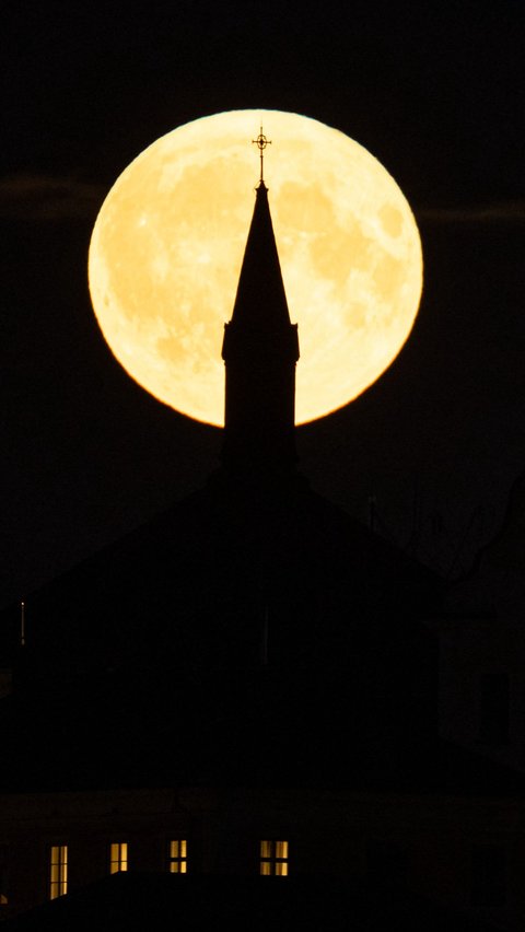 FOTO: Pesona Fenomena Supermoon Langka Terangi Langit di Berbagai Negara