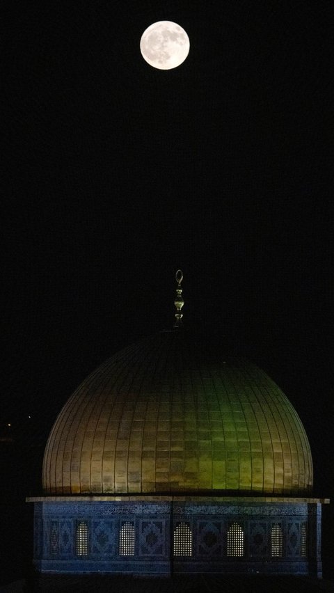 Supermoon langka bersinar menerangi langit di atas kompleks Masjid Al Aqsa, Yerusalem, pada Senin (19/8/2024). Foto: Ronaldo Schemidt/AFP