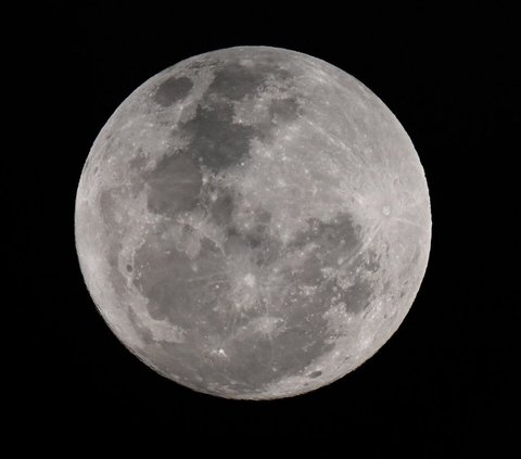 FOTO: Pesona Fenomena Supermoon Langka Terangi Langit di Berbagai Negara