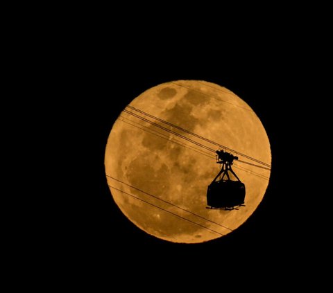 FOTO: Pesona Fenomena Supermoon Langka Terangi Langit di Berbagai Negara