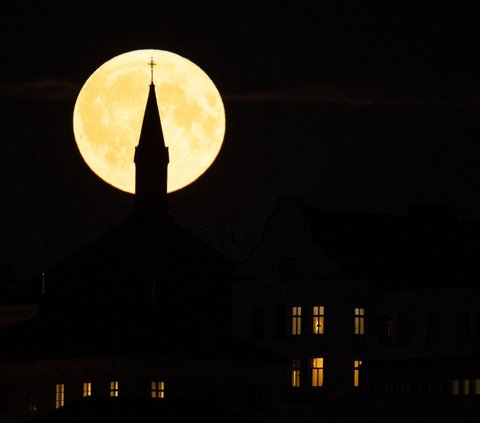 FOTO: Pesona Fenomena Supermoon Langka Terangi Langit di Berbagai Negara