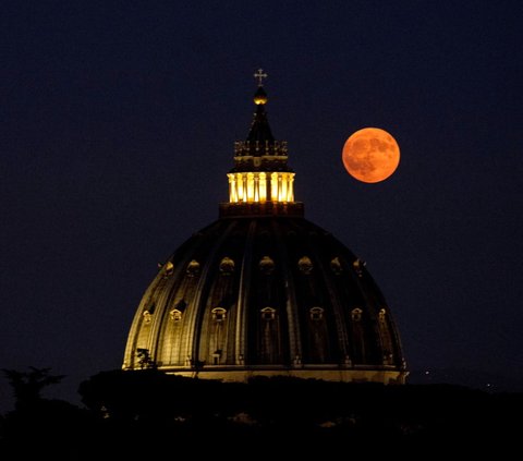 FOTO: Pesona Fenomena Supermoon Langka Terangi Langit di Berbagai Negara