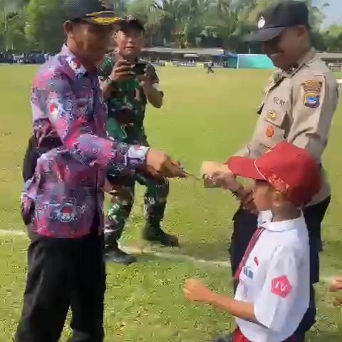 Viral Anak SD Bertahan Sendirian saat Upacara HUT ke-79 RI di Kalimantan Selatan, Dapat Banyak Apresiasi