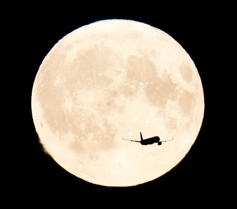 FOTO: Pesona Fenomena Supermoon Langka Terangi Langit di Berbagai Negara