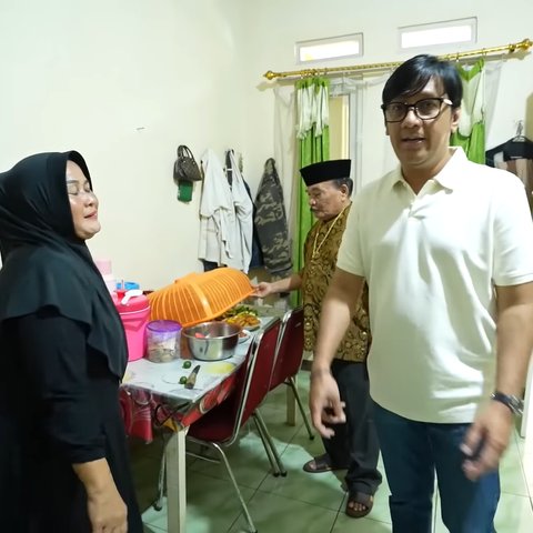 Dimasakin Ikan Pecak Khas Betawi, Andre Taulany Begitu Lahap Makannya di Rumah Haji Bolot