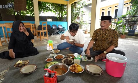 Dimasakin Ikan Pecak Khas Betawi, Andre Taulany Begitu Lahap Makannya di Rumah Haji Bolot