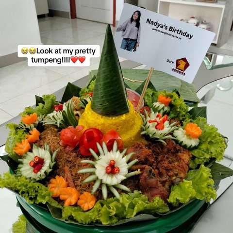 Dapat Hadiah Nasi Tumpeng dari Parpol, Kisah Wanita Rayakan Ultah di Tahun Kemerdekaan Ini Curi Perhatian