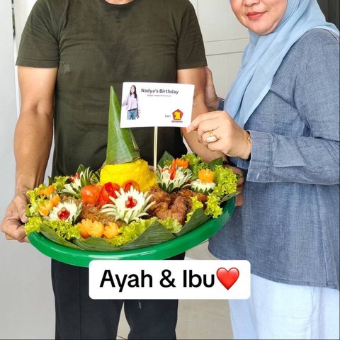 Dapat Hadiah Nasi Tumpeng dari Parpol, Kisah Wanita Rayakan Ultah di Tahun Kemerdekaan Ini Curi Perhatian
