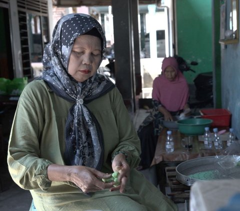 Sensasi manisnya lelehan gula aren bercampur aroma pandan di dalam mulut, menjadi ciri khas ketika mencicipi nikmatnya klepon. Memiliki tekstur kenyal, kue mungil ini sudah lama menjadi bagian warisan jajanan Nusantara.