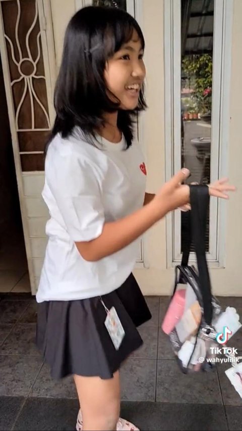 Viral Seorang Ayah Temani Anaknya Nonton Konser K-Pop, Aksinya Curi Perhatian Warganet