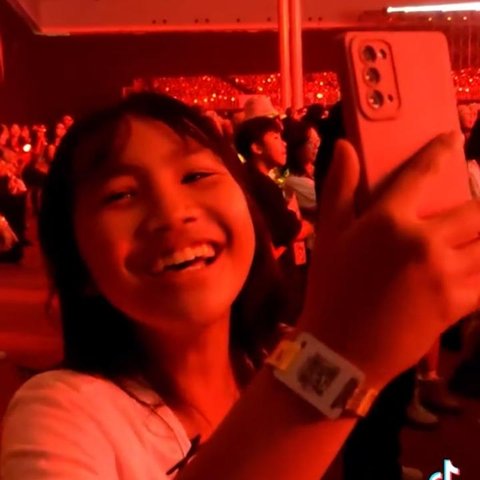 Viral Seorang Ayah Temani Anaknya Nonton Konser K-Pop, Aksinya Curi Perhatian Warganet