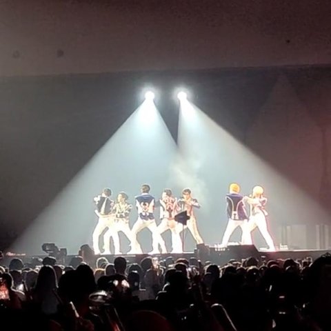 Viral Seorang Ayah Temani Anaknya Nonton Konser K-Pop, Aksinya Curi Perhatian Warganet
