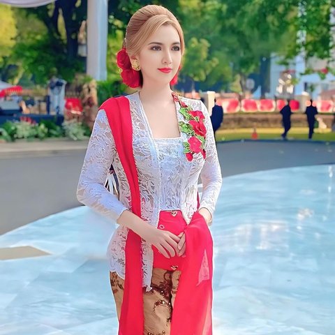 Bak Kakak Adik dengan Anaknya, Potret Ibu Kombes Cantik Heni Tania Kenakan Kebaya Warna Putih saat Hadir Upacara HUT RI ke-79 di Istana Jakarta