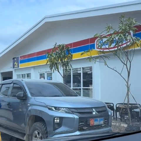 Wajib Buka Alas Kaki, Momen Wanita Kunjungi Minimarket di IKN Ini Curi Perhatian