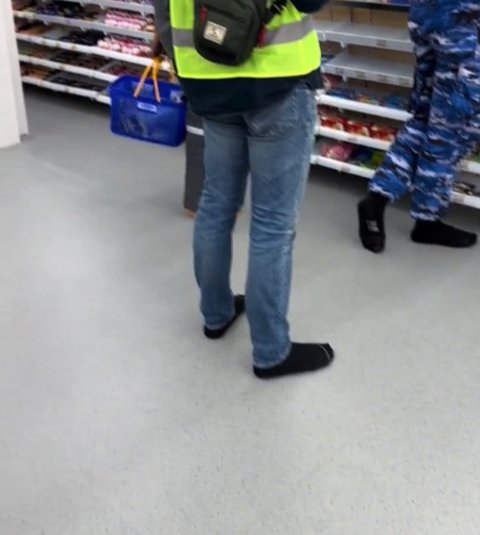 Wajib Buka Alas Kaki, Momen Wanita Kunjungi Minimarket di IKN Ini Curi Perhatian