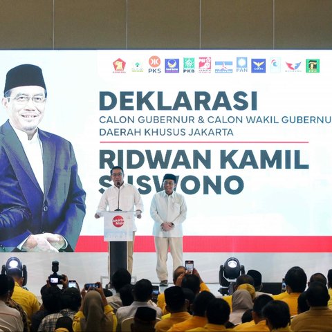 Bakal Calon Gubernur dan Calon Wakil Gubernur DKI Jakarta, Ridwan Kamil dan Suswono berjabat tangan dalam acara deklarasi di Hotel Sultan, Jakarta, Senin (19/8/2024). Liputan6.com/Herman Zakharia