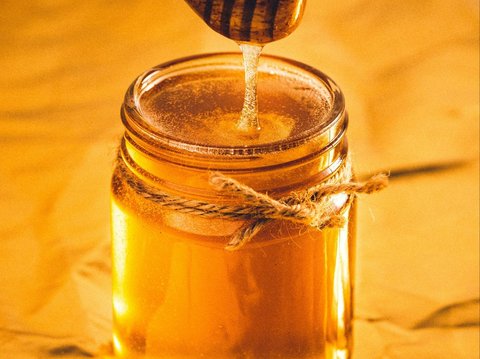 Menggunakan madu sebagai bahan alami untuk merawat pori-pori (unsplash/art rachen).