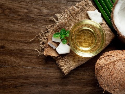 Bumbui talenan dengan minyak kelapa untuk mengatasi bau daging dan membuatnya tidak mudah rapuh. (Foto: Freepik/jcomp)
