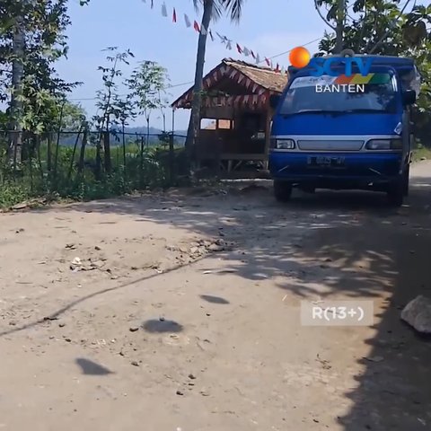 Warga protes jalan rusak pakai gapura di Lebak