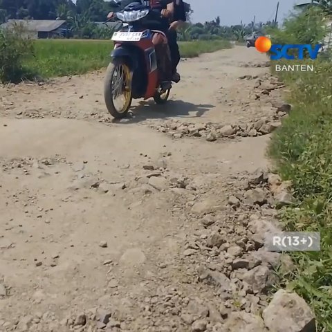 Warga protes jalan rusak pakai gapura di Lebak