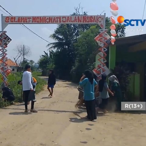 Warga protes jalan rusak pakai gapura di Lebak