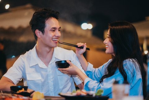 Ilustrasi pasangan makan bersama