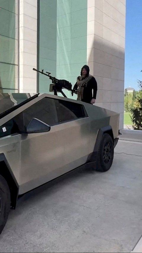 Pemimpin Chechnya, Ramzan Kadyrov, memperlihatkan mobil canggih Tesla Cybertruck yang dilengkapi dengan senapan mesin pada bagian atasnya.