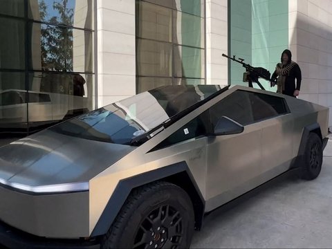 Pemimpin Chechnya, Ramzan Kadyrov, memperlihatkan mobil canggih Tesla Cybertruck yang dilengkapi dengan senapan mesin pada bagian atasnya.