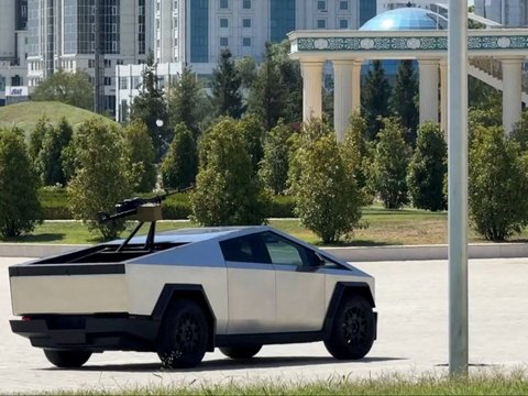 Pemimpin Chechnya, Ramzan Kadyrov, memperlihatkan mobil canggih Tesla Cybertruck yang dilengkapi dengan senapan mesin pada bagian atasnya.
