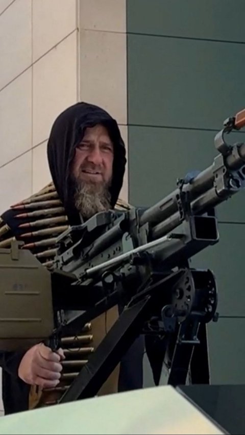 Pemimpin Chechnya, Ramzan Kadyrov, memperlihatkan mobil canggih Tesla Cybertruck yang dilengkapi dengan senapan mesin pada bagian atasnya.