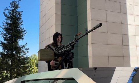 Pemimpin Chechnya, Ramzan Kadyrov, memperlihatkan mobil canggih Tesla Cybertruck yang dilengkapi dengan senapan mesin pada bagian atasnya.
