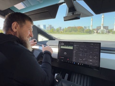 Pemimpin Chechnya, Ramzan Kadyrov, memperlihatkan mobil canggih Tesla Cybertruck yang dilengkapi dengan senapan mesin pada bagian atasnya.